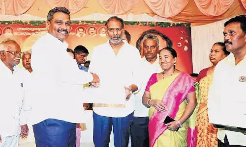 पादरी लोगों के लिए 51 करोड़ रुपये का मानदेय बकाया हमारा तोहफा है: एपी ऊर्जा मंत्री रविकुमार पादरी लोगों के लिए 51 करोड़ रुपये का मानदेय बकाया हमारा तोहफा है: एपी ऊर्जा मंत्री रविकुमार