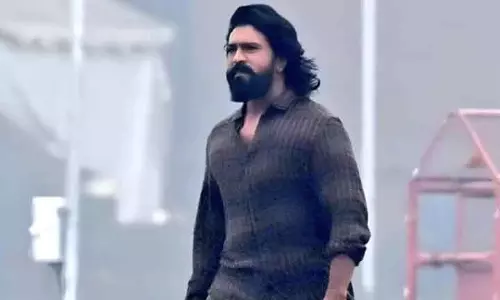 पेड्डी से Ram Charan का नया लुक लीक: दिल्ली की सड़कों पर मचा राम चरण का शोर पेड्डी से Ram Charan का नया लुक लीक: दिल्ली की सड़कों पर मचा राम चरण का शोर