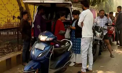 डेडलाइन बढ़ने के बाद भी PUCC केंद्रों पर लोगों की परेशानी