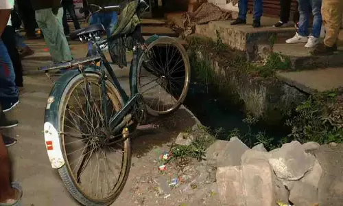Odisha के बोलांगीर में खुले नाले में गिरने से साइकिल सवार की मौत Odisha के बोलांगीर में खुले नाले में गिरने से साइकिल सवार की मौत