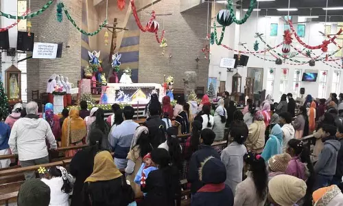 Amritsar: आधी रात की प्रार्थना से लेकर कैरोल परेड तक, पूरे इलाके में क्रिसमस की धूम है Amritsar: आधी रात की प्रार्थना से लेकर कैरोल परेड तक, पूरे इलाके में क्रिसमस की धूम है