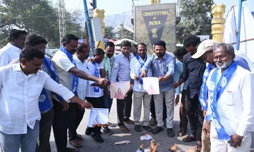 नेताओं ने भारत में सामाजिक असमानता के लिए Manusmriti को ज़िम्मेदार ठहराया
