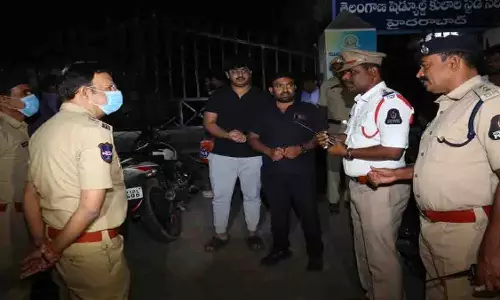 Hyderabad: नए साल से पहले ड्रंक ड्राइविंग की जांच तेज, 304 लोग पकड़े गए Hyderabad: नए साल से पहले ड्रंक ड्राइविंग की जांच तेज, 304 लोग पकड़े गए