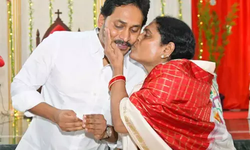Jagan, विजयम्मा और शर्मिला: कानूनी विवाद के बीच पारिवारिक रिश्तों की भावुक तस्वीर Jagan, विजयम्मा और शर्मिला: कानूनी विवाद के बीच पारिवारिक रिश्तों की भावुक तस्वीर