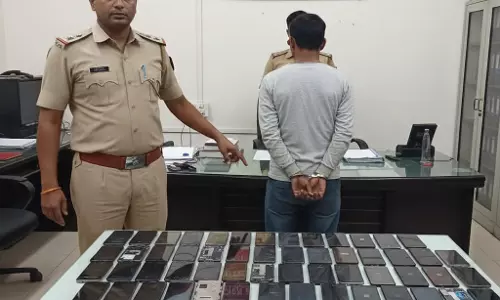 शातिर मोबाइल चोर Aman Kumar गिरफ्तार, 33 मोबाइल और भारी मात्रा में पार्ट्स बरामद शातिर मोबाइल चोर Aman Kumar गिरफ्तार, 33 मोबाइल और भारी मात्रा में पार्ट्स बरामद