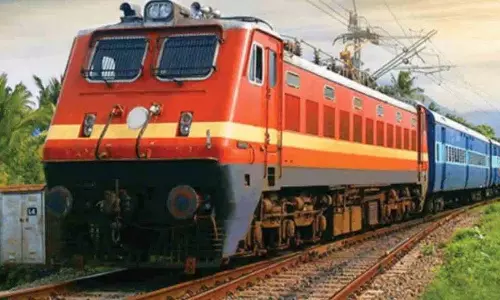 Uttar Pradesh में रेलवे क्रॉसिंग पर ट्रेन ने बाइक को टक्कर मारी, 2 बच्चों समेत 5 लोगों की मौत Uttar Pradesh में रेलवे क्रॉसिंग पर ट्रेन ने बाइक को टक्कर मारी, 2 बच्चों समेत 5 लोगों की मौत