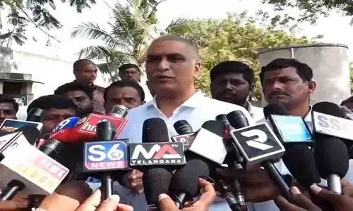 CM Revanth Reddy को पेड़ से बांध देना चाहिए और उनका धड़ काट देना चाहिए: हरीश राव CM Revanth Reddy को पेड़ से बांध देना चाहिए और उनका धड़ काट देना चाहिए: हरीश राव