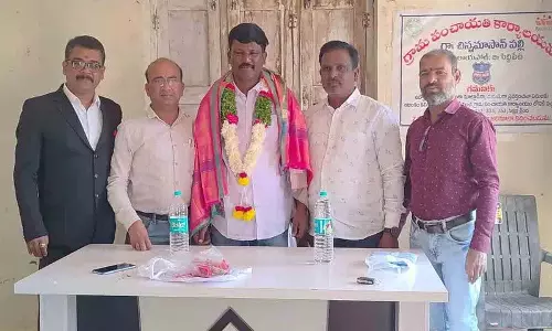 पूर्व छात्रों ने Siddipet में सरपंच रेकुला नरसिम्हा रेड्डी को सम्मानित किया पूर्व छात्रों ने Siddipet में सरपंच रेकुला नरसिम्हा रेड्डी को सम्मानित किया