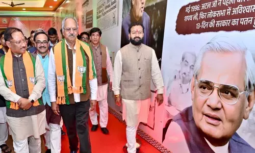 अटल जयंती पर CM साय ने अटल बिहारी वाजपेयी की प्रतिमा पर पुष्पांजलि अर्पित की अटल जयंती पर CM साय ने अटल बिहारी वाजपेयी की प्रतिमा पर पुष्पांजलि अर्पित की