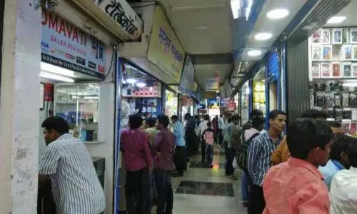 बुधवार पेठ में नकली Mobile Accessories बेचने के आरोप में 6 दुकानदारों को गिरफ्तार किया गया बुधवार पेठ में नकली Mobile Accessories बेचने के आरोप में 6 दुकानदारों को गिरफ्तार किया गया