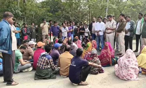 महिला शिक्षक की मौत पर आक्रोश, Odisha में जनता ने किया प्रदर्शन