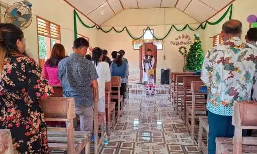 तबाही के बीच आस्था की गूँज: Sumatra में बाढ़ के मलबे के बीच मनाया गया क्रिसमस तबाही के बीच आस्था की गूँज: Sumatra में बाढ़ के मलबे के बीच मनाया गया क्रिसमस