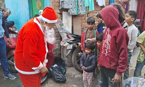 जब मंत्री Santa Claus बने, तो उन्होंने बच्चों को तोहफ़े दिए जब मंत्री Santa Claus बने, तो उन्होंने बच्चों को तोहफ़े दिए