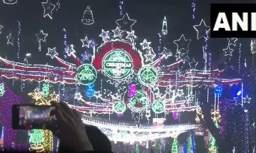 कोलकाता की पार्क स्ट्रीट पर क्रिसमस 2025 की धूम, श्रद्धालु और पर्यटकों की बड़ी भीड़ कोलकाता की पार्क स्ट्रीट पर क्रिसमस 2025 की धूम, श्रद्धालु और पर्यटकों की बड़ी भीड़
