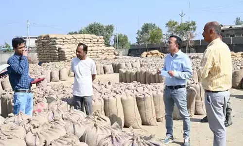 धान खरीदी केंद्रों का औचक निरीक्षण, 95 बोरी अवैध धान जब्त, प्रबंधक और प्रभारी हटाए