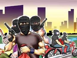 Gonda में बेखौफ चोरों का आतंक, पुलिस चौकी से 500 मीटर दूर ज्वेलर्स की दुकान लूटी