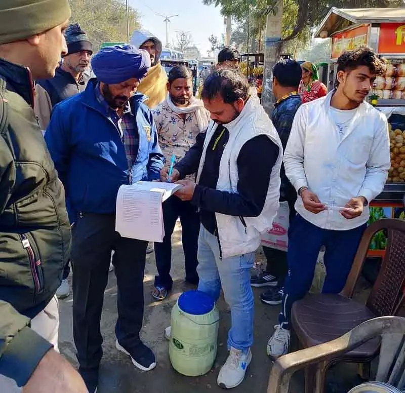 Rohtak नगर निगम ने अतिक्रमण पर कार्रवाई की, 39 लोगों पर जुर्माना लगाया गया। Rohtak नगर निगम ने अतिक्रमण पर कार्रवाई की, 39 लोगों पर जुर्माना लगाया गया।