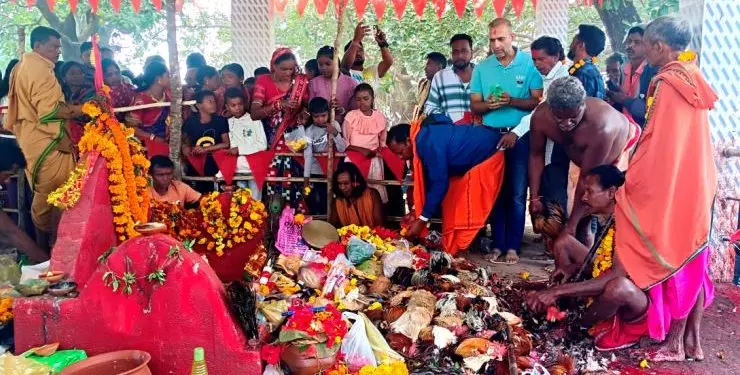 Odisha: शूलिया जात्रा में जानवरों की बलि दिए जाने से सड़कें खून से लाल हो गईं Odisha: शूलिया जात्रा में जानवरों की बलि दिए जाने से सड़कें खून से लाल हो गईं