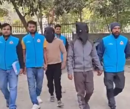 पुलिस की बड़ी सफलता, चोरी के गहने के साथ तीन गिरफ्तार पुलिस की बड़ी सफलता, चोरी के गहने के साथ तीन गिरफ्तार