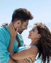 Tu Meri Main Tera Main Tera Tu Meri Review: बढ़िया एंटरटेनर है ये अनोखी लव स्टोरी Tu Meri Main Tera Main Tera Tu Meri Review: बढ़िया एंटरटेनर है ये अनोखी लव स्टोरी