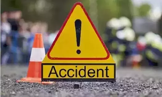 Telangana: फीस के लिए ऐप राइडर के तौर पर काम कर रहे छात्र को गाड़ी ने कुचला Telangana: फीस के लिए ऐप राइडर के तौर पर काम कर रहे छात्र को गाड़ी ने कुचला
