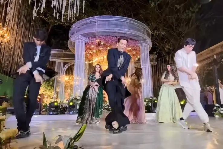 Hrithik Roshan का फैमिली मोमेंट वायरल, बेटों संग डांस को दादी ने कहा यादगार Hrithik Roshan का फैमिली मोमेंट वायरल, बेटों संग डांस को दादी ने कहा यादगार