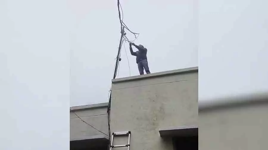 Haridwar : बिजली कटौती से परेशान होकर कांग्रेस विधायक खंभों पर चढ़े और अधिकारियों के घरों की बिजली काट दी Haridwar : बिजली कटौती से परेशान होकर कांग्रेस विधायक खंभों पर चढ़े और अधिकारियों के घरों की बिजली काट दी