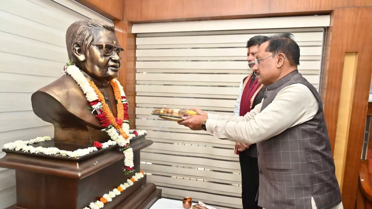 युगपुरुष श्रद्धेय अटल जी को सादर नमन युगपुरुष श्रद्धेय अटल जी को सादर नमन