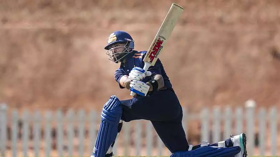 Virat Kohli के शतक के दौरान BCCI के सेंटर ऑफ एक्सीलेंस पर तीन दर्जन पुलिसवाले तैनात Virat Kohli के शतक के दौरान BCCI के सेंटर ऑफ एक्सीलेंस पर तीन दर्जन पुलिसवाले तैनात