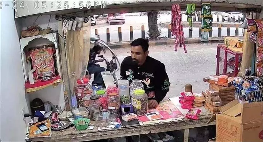 Jalandhar : भीड़भाड़ वाले इलाके में सरेआम वारदात Jalandhar : भीड़भाड़ वाले इलाके में सरेआम वारदात