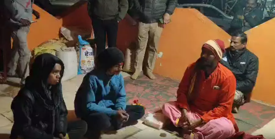 थाने में प्रेमी जोड़े की हुई शादी, बराती बने थाना प्रभारी थाने में प्रेमी जोड़े की हुई शादी, बराती बने थाना प्रभारी