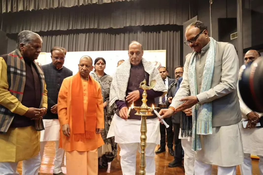 Lucknow: कुमार विश्वास की कविताओं ने मंत्रमुग्ध किया माहौल Lucknow: कुमार विश्वास की कविताओं ने मंत्रमुग्ध किया माहौल