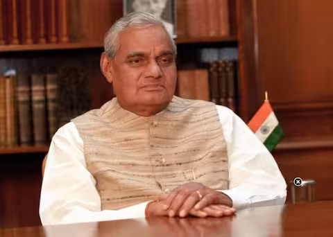 Lucknow: अटल जी की याद में मुख्यमंत्री ने प्रज्वलित किया दीप Lucknow: अटल जी की याद में मुख्यमंत्री ने प्रज्वलित किया दीप