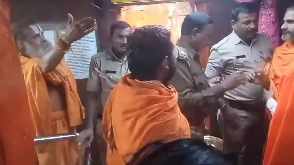 Anjanadri मंदिर के गर्भगृह में स्वामीजी आपस में भिड़े: पूजा के मुद्दे पर हंगामा Anjanadri मंदिर के गर्भगृह में स्वामीजी आपस में भिड़े: पूजा के मुद्दे पर हंगामा