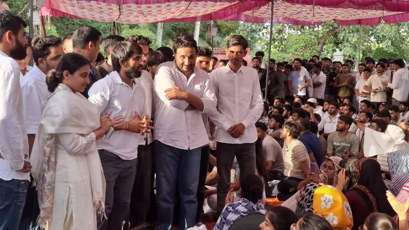 डिविजनल कमिश्नर ने पत्नी की नियुक्ति को लेकर HAU के VC पर आरोप लगाया डिविजनल कमिश्नर ने पत्नी की नियुक्ति को लेकर HAU के VC पर आरोप लगाया