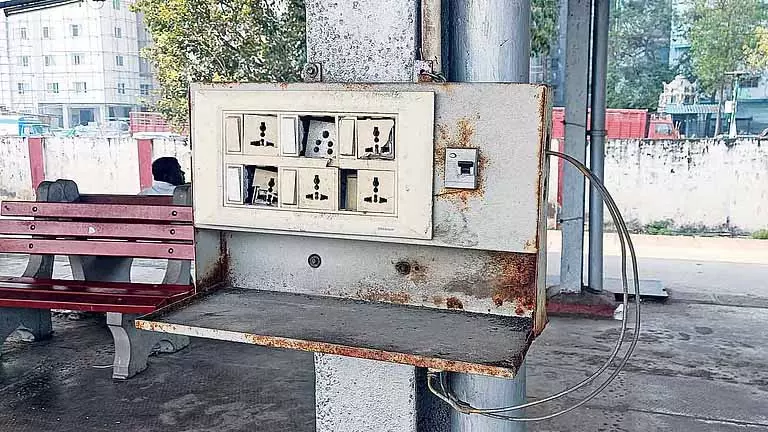 Chennai: रेलवे स्टेशनों पर खराब मोबाइल चार्जिंग बॉक्स से यात्री परेशान हैं Chennai: रेलवे स्टेशनों पर खराब मोबाइल चार्जिंग बॉक्स से यात्री परेशान हैं