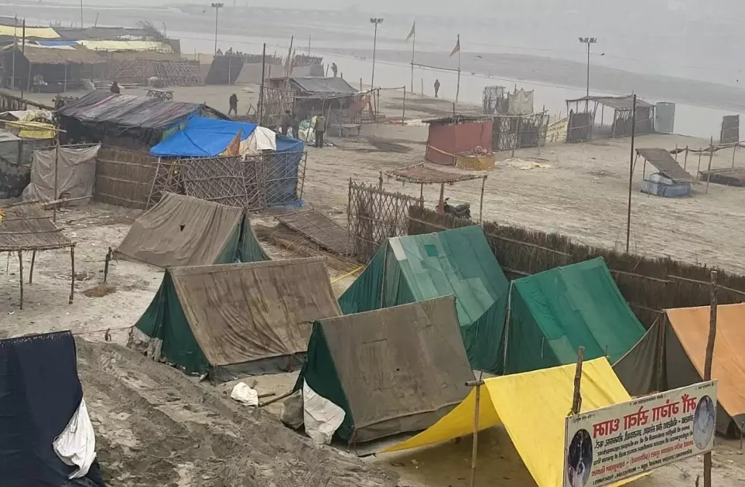 Farrukhabad: मेला में धर्मिक उर्जा का अनुभव, साधु-संतों की उपस्थिति Farrukhabad: मेला में धर्मिक उर्जा का अनुभव, साधु-संतों की उपस्थिति
