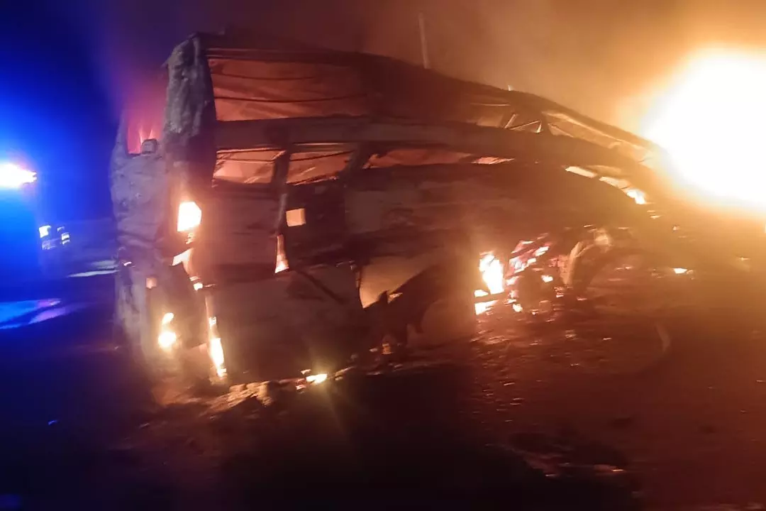 Karnataka: बस हादसे के बाद चार जले हुए शव बरामद Karnataka: बस हादसे के बाद चार जले हुए शव बरामद