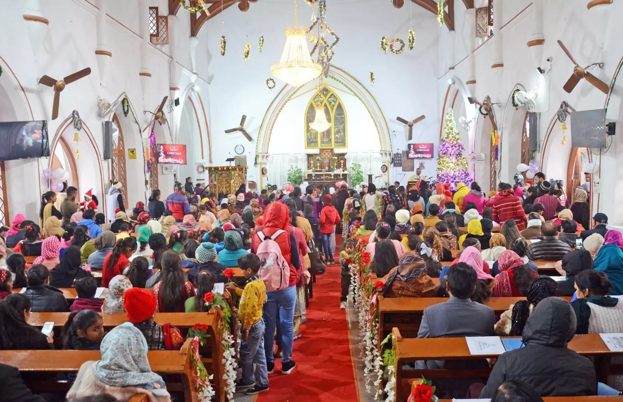 Farrukhabad: आधी रात को प्रभु यीशु के जन्म का उत्सव Farrukhabad: आधी रात को प्रभु यीशु के जन्म का उत्सव