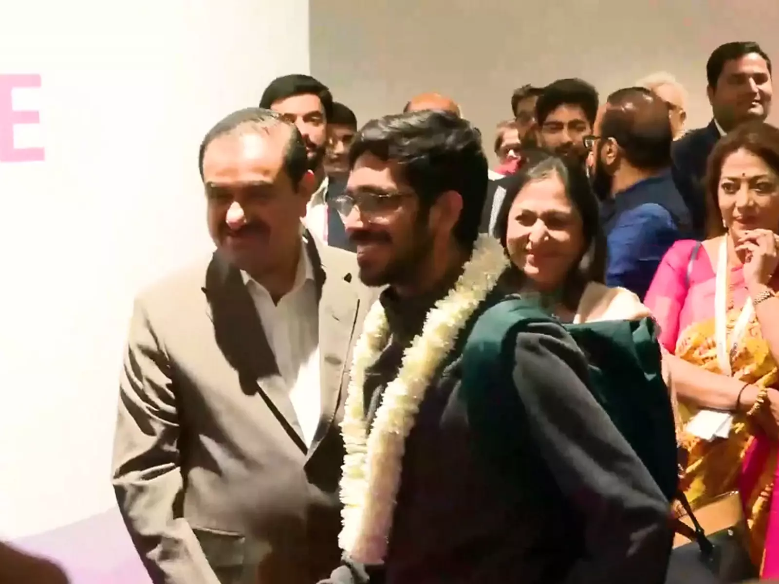 Gautam Adani ने नवी मुंबई अंतरराष्ट्रीय हवाई अड्डे के संचालन शुरू होने पर यात्रियों का स्वागत किया Gautam Adani ने नवी मुंबई अंतरराष्ट्रीय हवाई अड्डे के संचालन शुरू होने पर यात्रियों का स्वागत किया