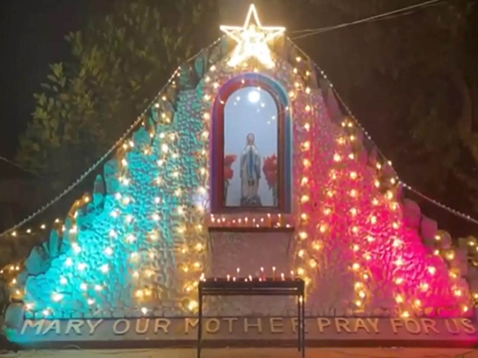 Uttar Pradesh: अयोध्या में सेंट मैरी चर्च क्रिसमस की रौनक से जगमगा रहा Uttar Pradesh: अयोध्या में सेंट मैरी चर्च क्रिसमस की रौनक से जगमगा रहा
