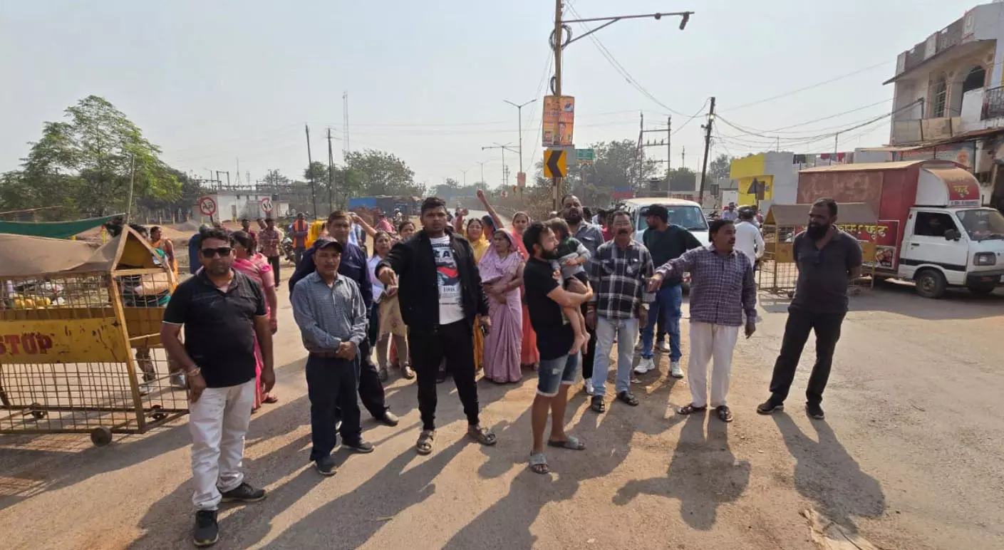बस्ती के पास शराब दुकान खोलने पर लोगों में भारी आक्रोश, बच्चे समेत किया चक्काजाम बस्ती के पास शराब दुकान खोलने पर लोगों में भारी आक्रोश, बच्चे समेत किया चक्काजाम