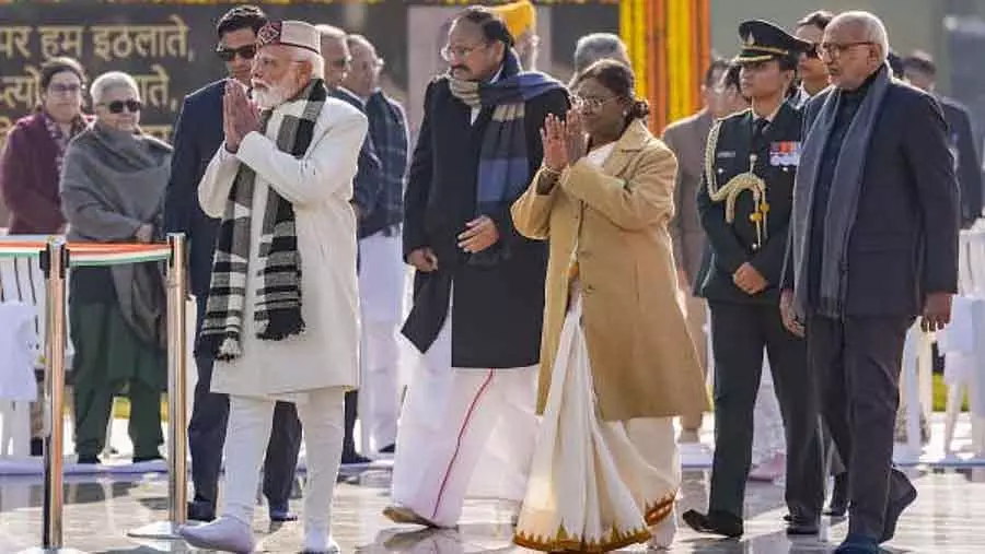 President मुर्मू और पीएम मोदी ने वाजपेयी के स्मारक सदैव अटल पर उन्हें श्रद्धांजलि दी President मुर्मू और पीएम मोदी ने वाजपेयी के स्मारक सदैव अटल पर उन्हें श्रद्धांजलि दी