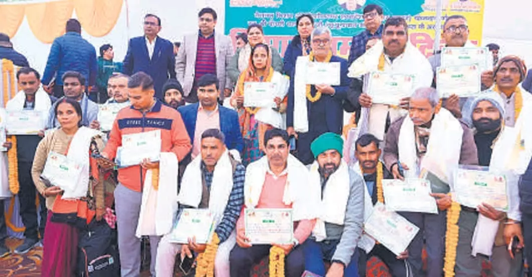 Bareilly: कृषक मेले में सम्मानित, नई तकनीकों से अवगत हुए Bareilly: कृषक मेले में सम्मानित, नई तकनीकों से अवगत हुए