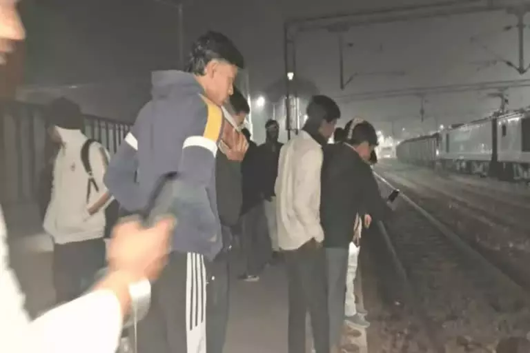 Shahjahanpur: स्टेशन पर ट्रेन की चपेट में आने से 5 लोग मरे Shahjahanpur: स्टेशन पर ट्रेन की चपेट में आने से 5 लोग मरे