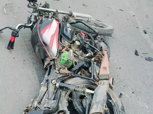 चमत्कार : ट्रेलर और बोरवेल वाहन के नीचे आ गए बाइक सवार, फिर भी बच गए तीनों चमत्कार : ट्रेलर और बोरवेल वाहन के नीचे आ गए बाइक सवार, फिर भी बच गए तीनों