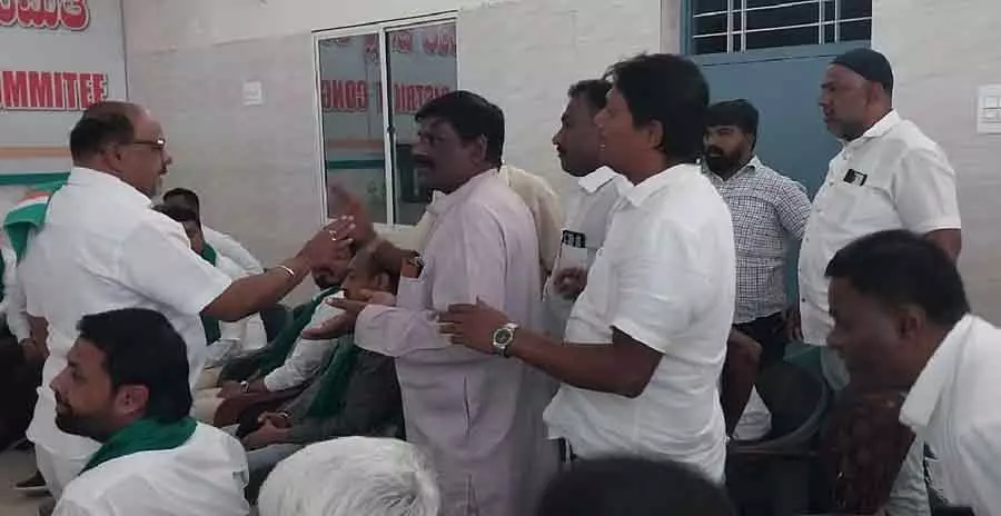 District किसान कांग्रेस की बैठक: गुटबाजी के चलते बैठक बीच में ही खत्म District किसान कांग्रेस की बैठक: गुटबाजी के चलते बैठक बीच में ही खत्म