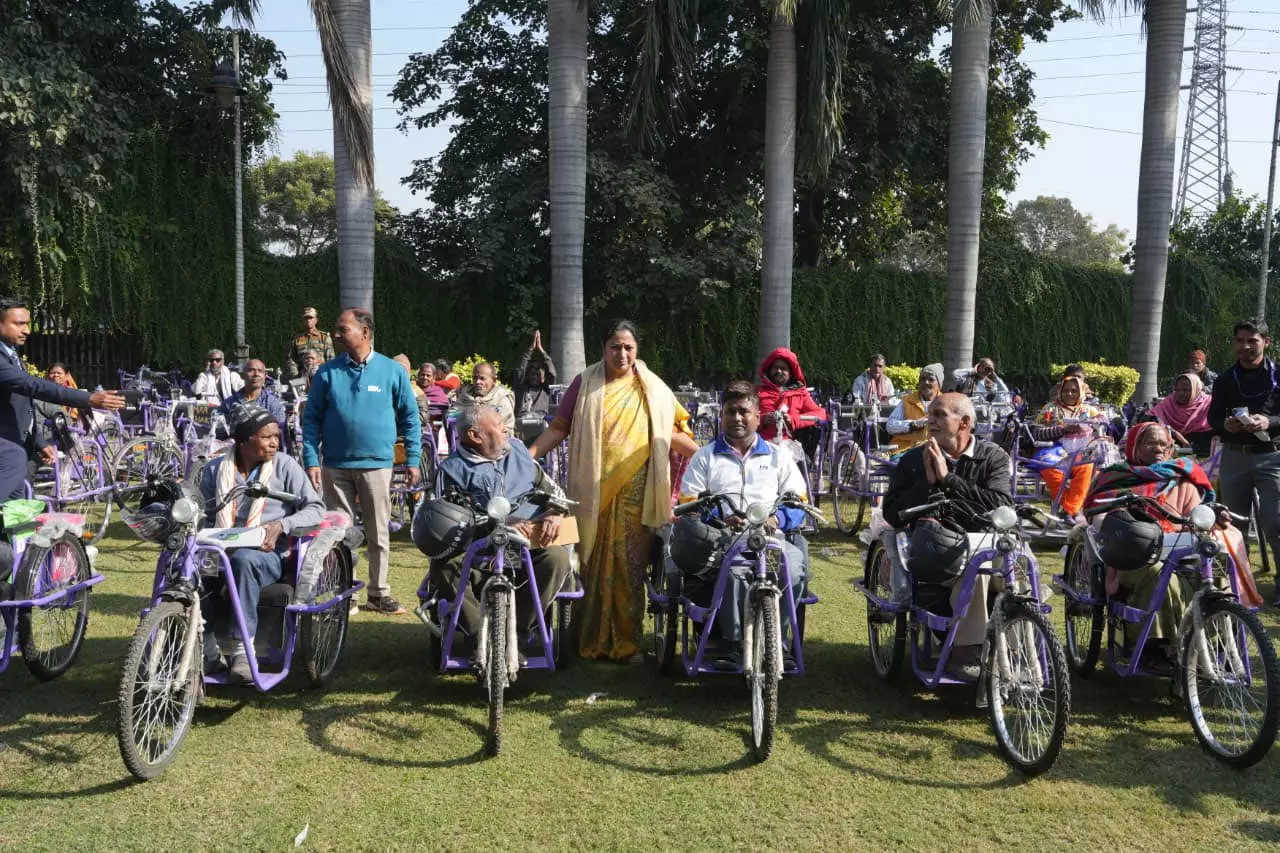 CM रेखा गुप्ता ने दिव्यांगजन कलाकारों को दिव्य अटल अवार्ड दिया CM रेखा गुप्ता ने दिव्यांगजन कलाकारों को दिव्य अटल अवार्ड दिया