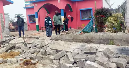 पत्नी गई मायके तो नाराज पति ने जेसीबी से गिरा दी ससुराल की चहारदीवारी पत्नी गई मायके तो नाराज पति ने जेसीबी से गिरा दी ससुराल की चहारदीवारी