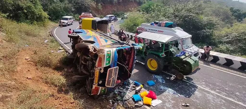 Hogenakkal में टूरिस्ट वैन पलटी: 20 से ज़्यादा लोग घायल Hogenakkal में टूरिस्ट वैन पलटी: 20 से ज़्यादा लोग घायल